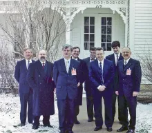 A magyar küldöttség Truman elnök szülőháza előtt, Indipendence, 1999