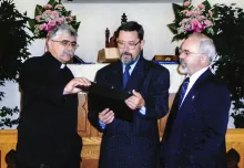 Kossuth-levél átadása. Kocsis Attila, G.Szabó Botond, Perth Amboy, magyar református templom, 2010