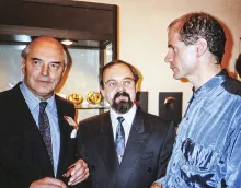 Terence Mullaly, az Angol Éremszövetség elnöke és Kalmár János szobrászművész