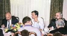Sajtóreggeli. Orbán Viktor miniszterelnök, Martonyi János külügyminiszter, Washington, magyar nagykövetség, 1999