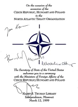 A NATO-csatlakozási ceremónia meghívója a négy külügyminiszter kézjegyével. Indepencence, 1999
