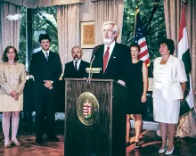 Búcsú a nagykövetségtől, Washington, 2002