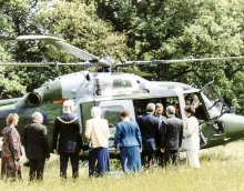 Károly herceg érkezik Marton László szobrászművész kiállítására. Dél-Anglia, 1995